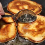 pancakes smażą się na patelni