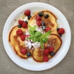 pancakes z owocami leśnymi na talerzu