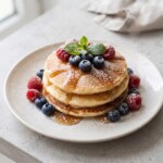 pancakes z owocami leśnymi na talerzu