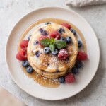 pancakes z owocami leśnymi na talerzu