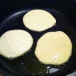 Pancakes smażą się na patelni