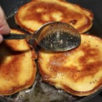 Pancakes smażą się na patelni
