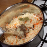 w garnku gotuje się kapusta kiszona