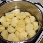 w garnku gotują się obrane ziemniaki
