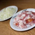 na talerzyku jest pokrojony w drobna kostkę boczek i cebula