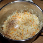 ugotowana i odcedzona kapusta kiszona w garnku