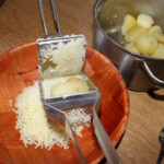 ugotowane i przepuszczane przez praskę ziemniaki