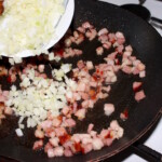 na patelni smaży się krojony kostkę boczek i cebula