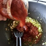 przyrządzanie sosu pomidorowego