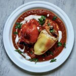 Papryka faszerowana kurczakiem i ryżem w sosie