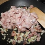 na patelni smaży się cielęcina w kawałkach razem z cebulą