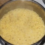 w garnku gotuje się kuskus