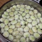 w garnku gotuje się bób