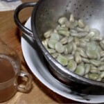 ugotowany bób na durszlaku