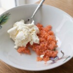 pasta z łososia wędzonego w trakcie przygotowania