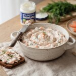 pasta z łososia wędzonego podana z pieczywem