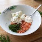 pasta z łososia wędzonego w trakcie przygotowania
