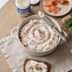 pasta z łososia wędzonego podana z pieczywem