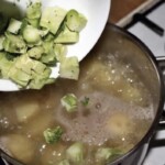 w garnku gotują się brokuły