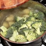 w garnku gotują się brokuły i ziemniaki