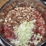 w garnku smaży się pokrojona szynka i cebula