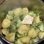 ugotowane ziemniaki i brokuły w garnku
