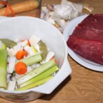 pieczeń na kwaśno sauerbraten w trakcie przygotowania