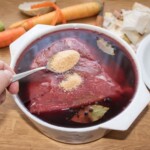 kawałek mięsa wołowego marynowane jest w czerwonym winie na saurebraten