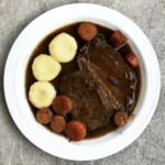 Pieczeń wołowa na kwaśno Sauerbraten na talerzu