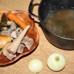 ugotowane mięso wołowe i kurczak w rosole