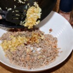 farsz do pierogów z mięsem w trakcie przygotowania
