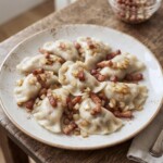 pierogi z mięsem na talerzu