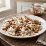 pierogi z mięsem na talerzu