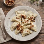 pierogi z mięsem na talerzu