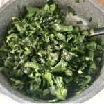 posiekany drobno szpinak na durszlaku