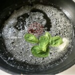 na patelni na maśle smażą się listki mięty