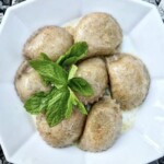 Pierogi ze szpinakiem serem i miętą na talerzu