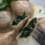 Pierogi ze szpinakiem serem i miętą w przekroju