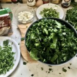siekanie świeżych ziół na farsz do pierogów