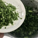 przygotowanie świeżych ziół na farsz do pierogów