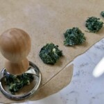pierogi ze szpinakiem miętą i serem w trakcie przygotowania
