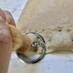 pierogi ze szpinakiem miętą i serem w trakcie przygotowania