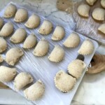 pierogi ze szpinakiem miętą i serem w trakcie przygotowania
