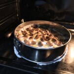 placek jogurtowy z kruchym ciastem w trakcie pieczenia