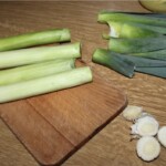 krojenie porów na desce kuchennej