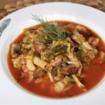 Potrawka z młodej kapusty z boczkiem i grzybami