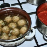 Pulpety jagnięce gotują się w wodzie