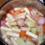 Ragout ze szparagów w garnku gotuje się