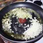 na patelni smaży się drobno pokrojona cebula