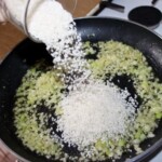 na głębokiej patelni gotuje się risotto